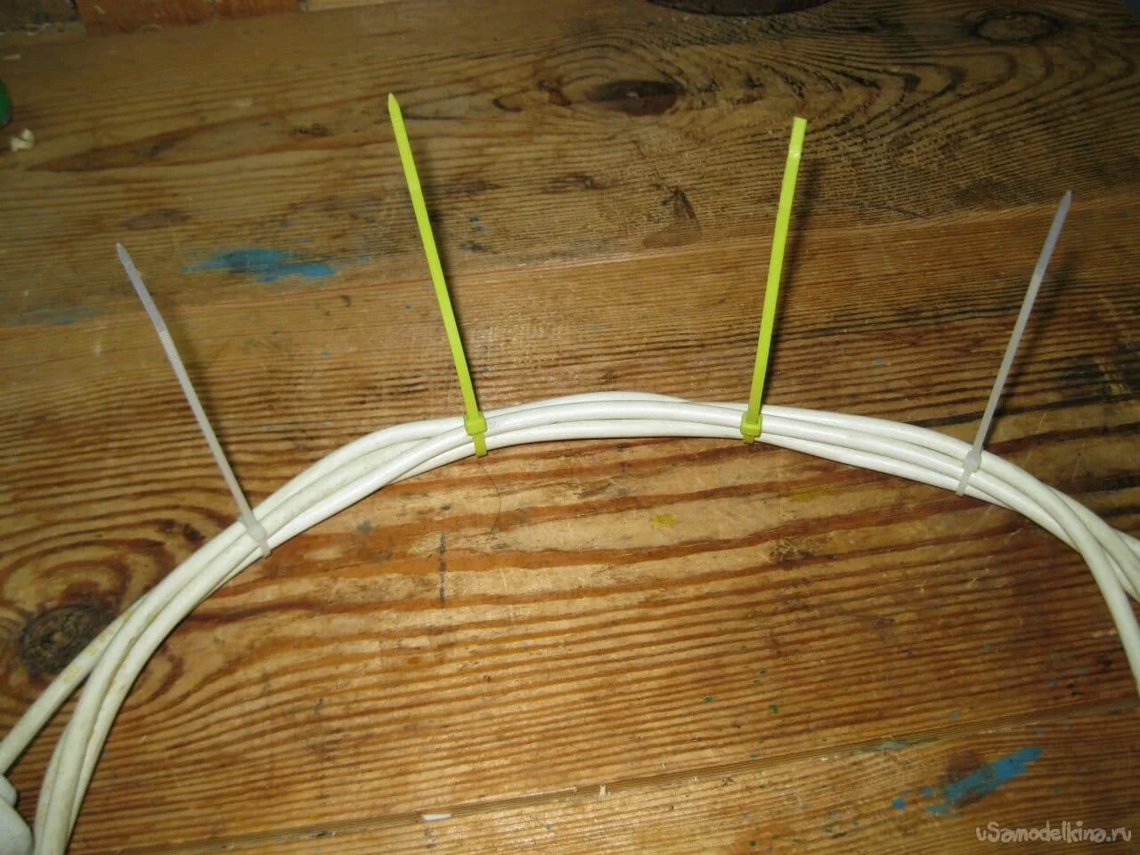 Кабель канал своими руками. Поделки из кабель канала. Хомут для кабель канала. Поделки из хомутов стяжек. Как отстегивать пластиковые стяжки.