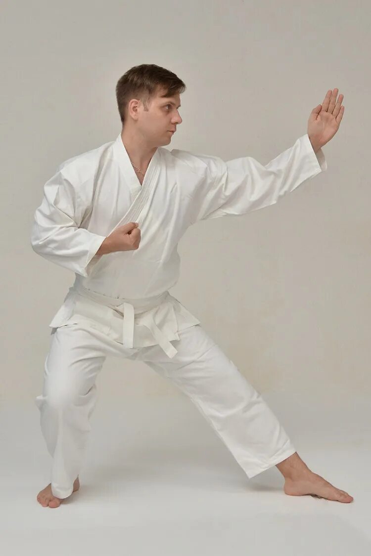 Карате белом. Кимоно для карате 3/170. Кимоно для занятий каратэ. Белый каратист. Кимоно с белым поясом для занятий карате.