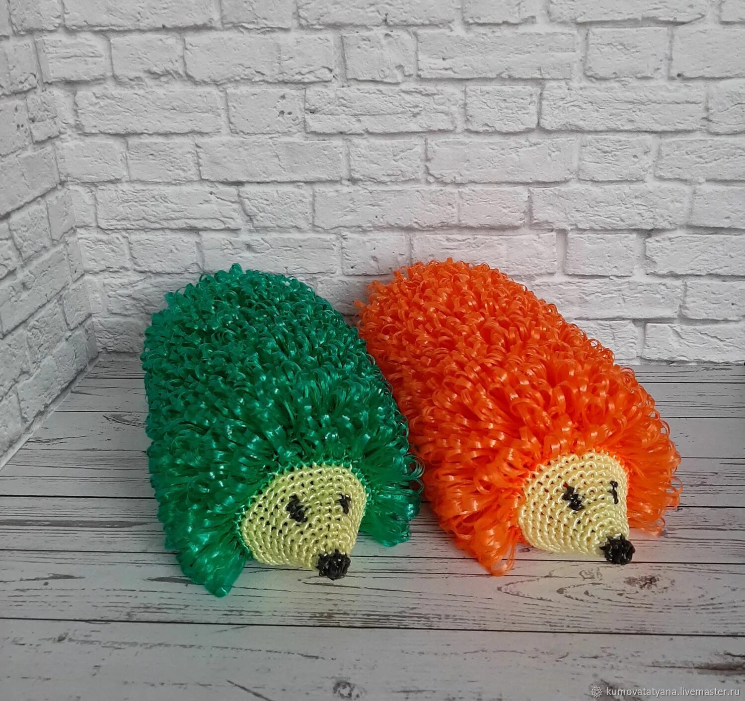 Мочалка ёжик крючком. Мочалка ежик. Мочалки игрушки елены шатохиной. Ежик вязаный мочалка. Мочалка ежик.