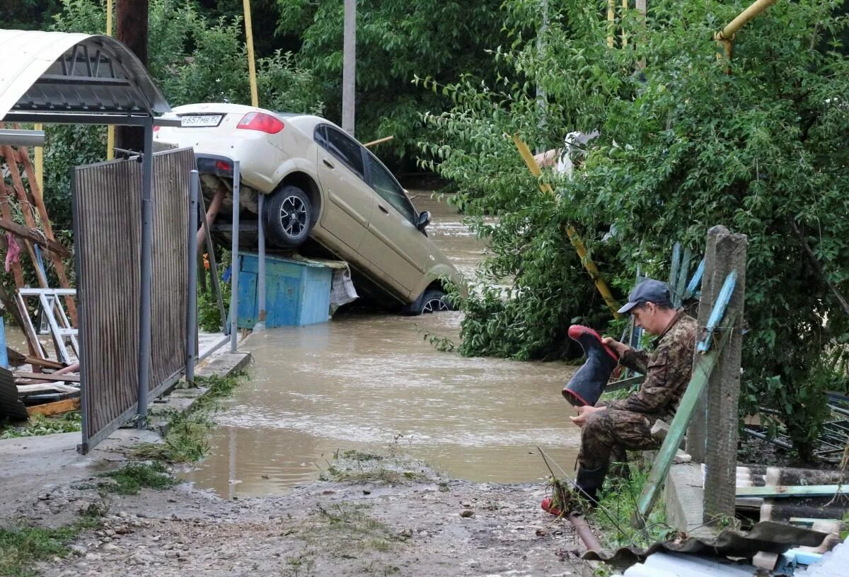 Потоки воды неслись. Наводнение в Крыму 2021. Потоп в Крыму 2021. Наводнение Крымск 2023. Подтопление Керчи 2021.