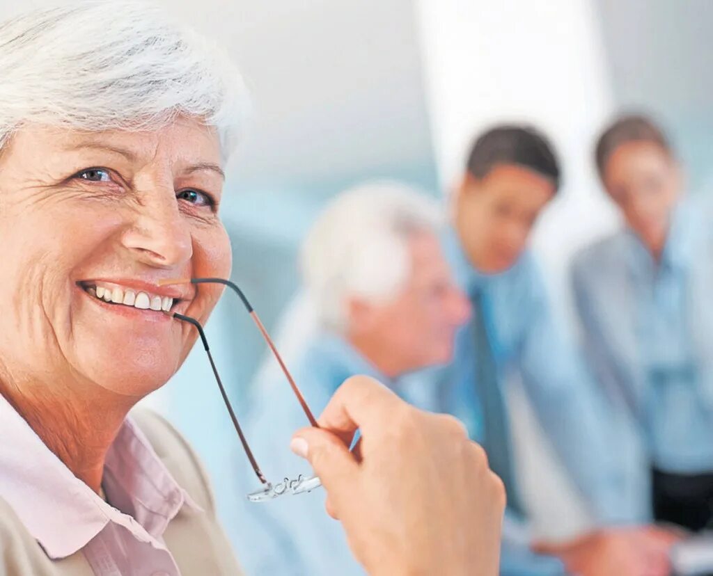 Женщина в возрасте за компьютером. Пожилой человек за компьютером. Пенсионеры и предпенсионеры. 55 лет пенсионер работа. Рабочий пенсионер.