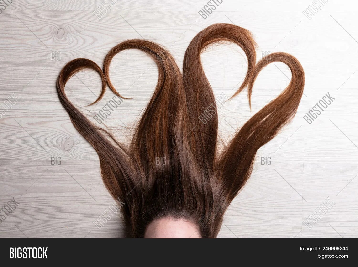 Волосы сердечком. Сердечко из волос. Сердечко из волос девушка. Девушка прическа сердечко.