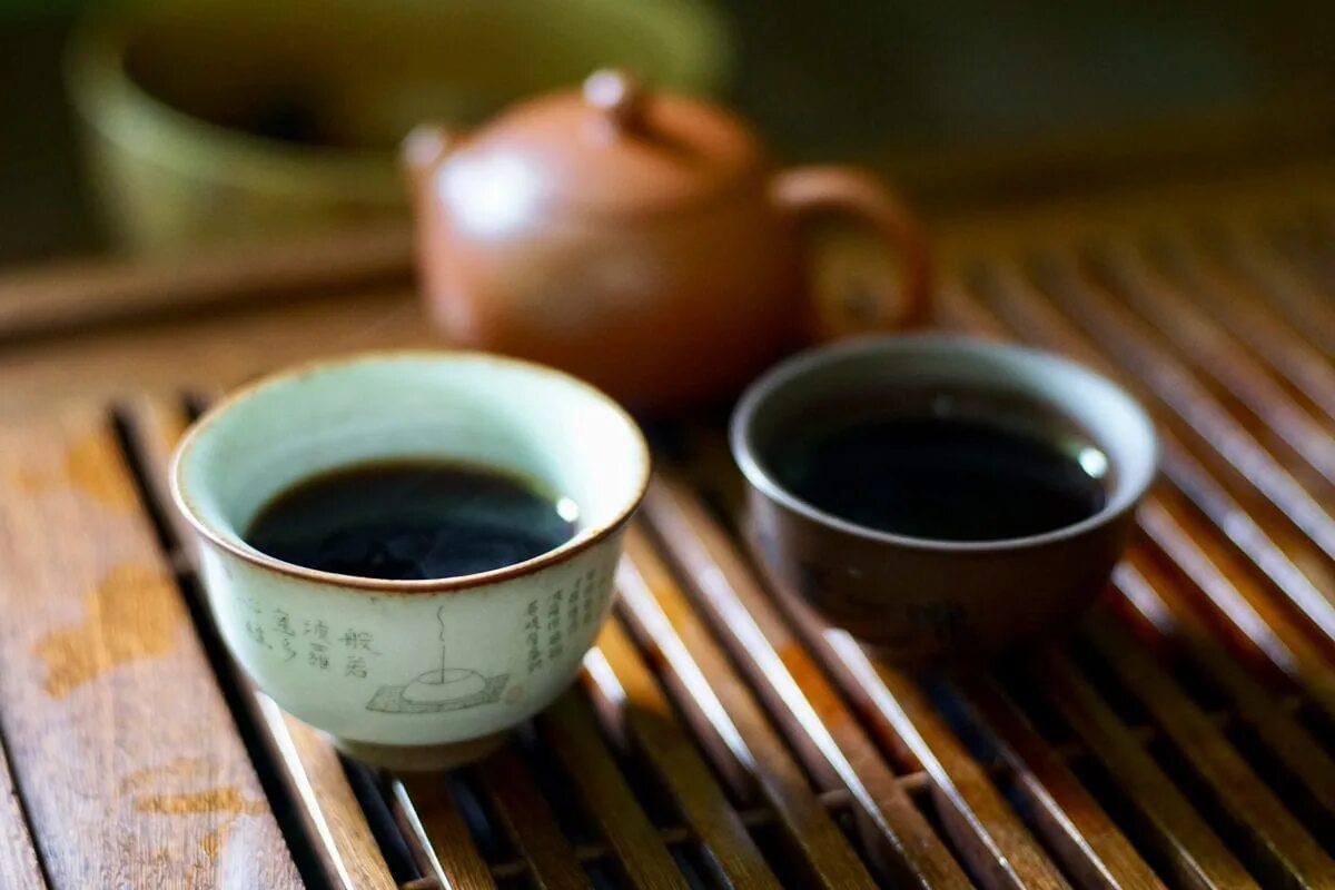 Китайский бодрящий чай. Шу пуэр «семь чашек чая». Найт чай. Шу пуэр цвет заваренного чая. Шу пуэр чай.фото.