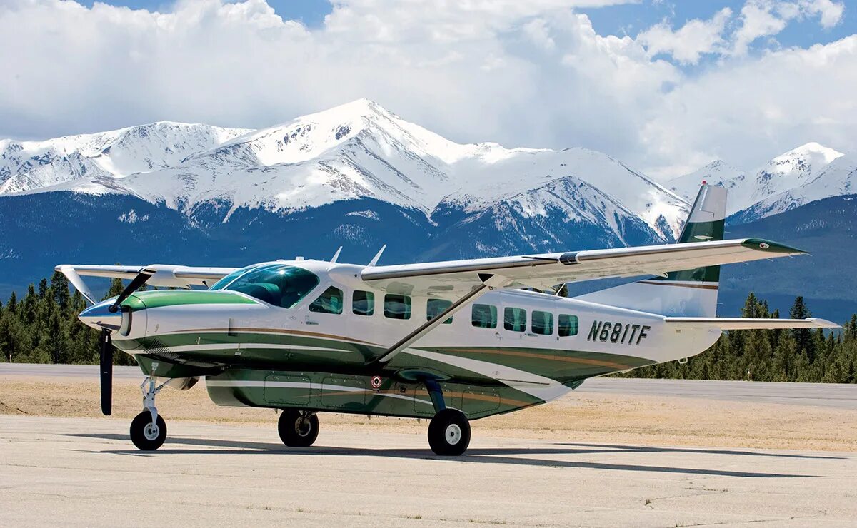 Полет 4 местный самолет. Cessna 208. Цессна 208 Караван. Самолет Cessna 208. Самолет Цессна 208 Caravan.