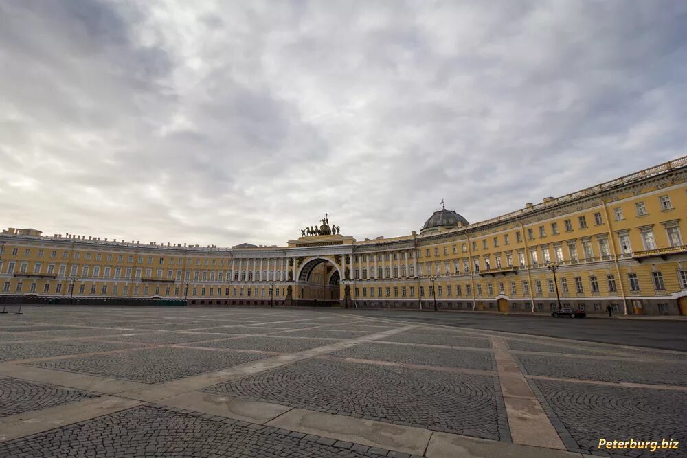 Петербург без петербурга. Дворцовая площадь в Санкт-Петербурге улица. Пустая Дворцовая площадь. Дворцовая площадь в Санкт-Петербурге комендатура. Дворцовая площадь в Санкт-Петербурге без людей.