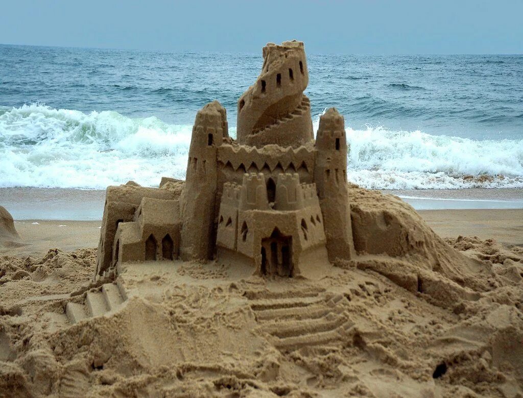 Sandcastle picture. Замок из песка. Домик из песка. Замок на песке. Замки из песка для детей.