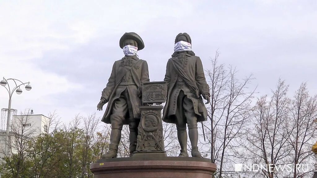 Памятник Татищеву и де Геннину в Екатеринбурге. Татищев и де Генин памятник в Екатеринбурге. Екатеринбург памятник де Генину. Памятник основателям города де Геннину и Татищеву.