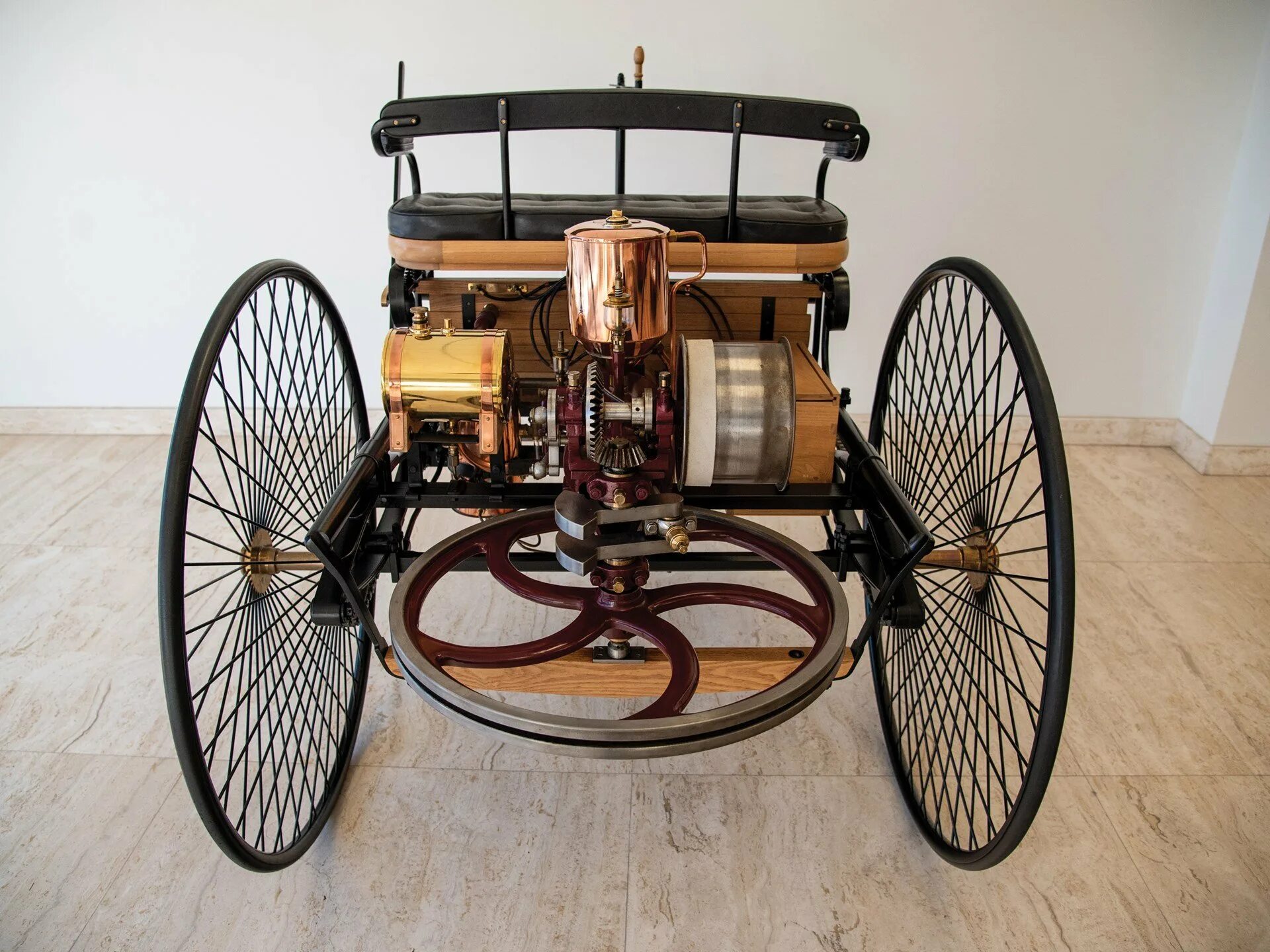 Какая лучше первая машина. Benz Patent-Motorwagen 1886. Benz 1886. Бенц Моторваген 1886.