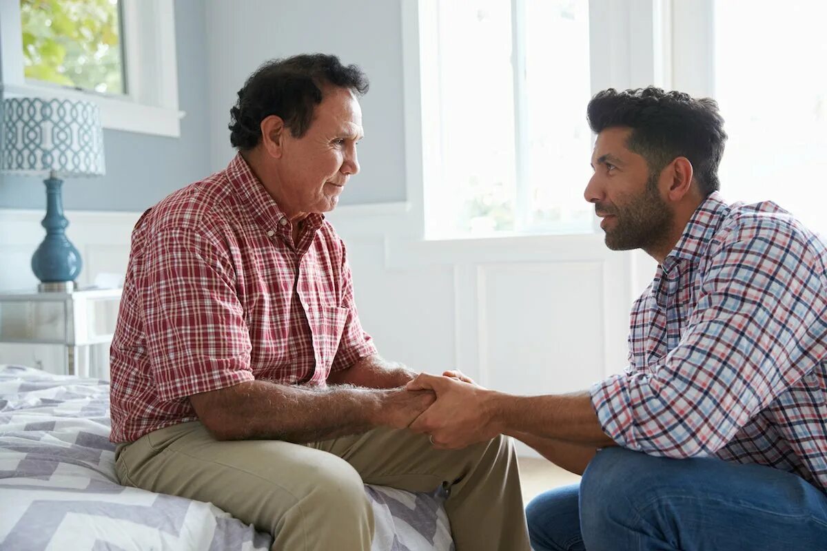 His father is old man. Семейные объятия. Объятия пожилых. His father is old man. The father.