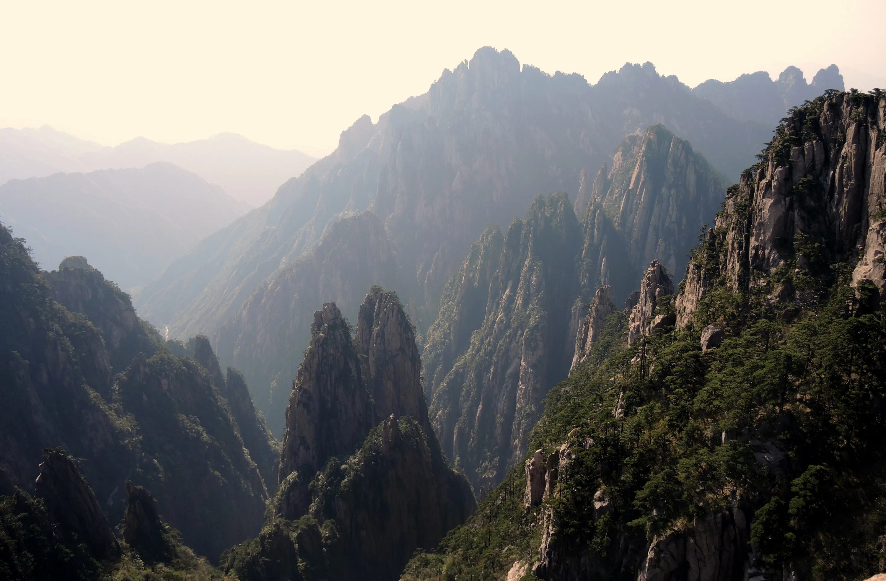 Основные горы китая. Горы Хуаншань, Китай. Горы Хуаншань Китай фон Яндекса. Горы Хуаншань Китай Геология. Горы тьянзы Китай.
