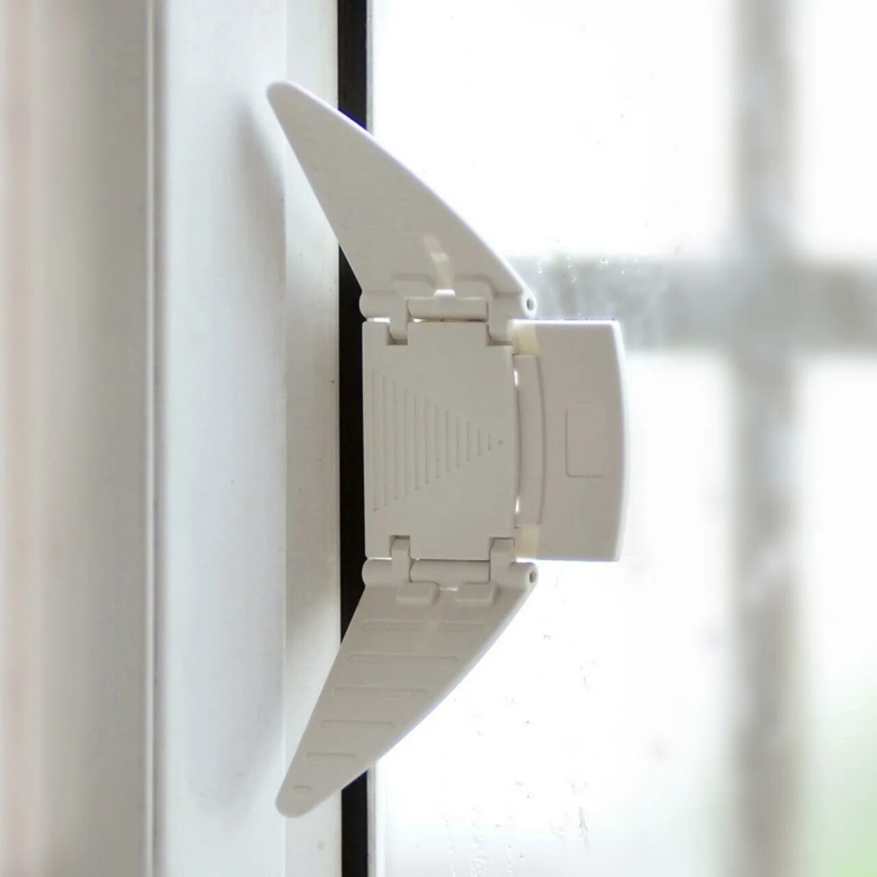 Защита от детей на раздвижные двери. Блокиратор раздвижных окон. Блокиратор на шкаф купе от детей. Блокиратор для окон easy lock. Фиксатор блокиратор с рычажком для раздвижных окон.