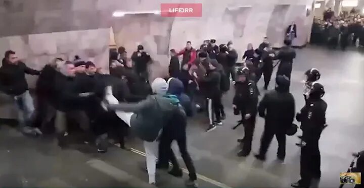 Драка фанатов цска и спартака. Драка фанатов спартака и цска в метро. цска спартак метро драка. драка метро москва спартак.
