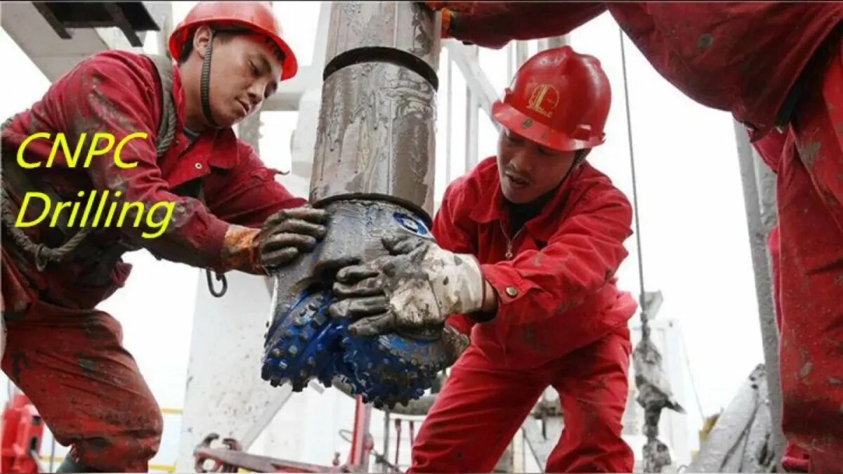 Нефтяная скважина. Бурение нефтяных и газовых скважин. Слово бурение. Гидровращатель для бурения колодцев. Бурильщик скважин.