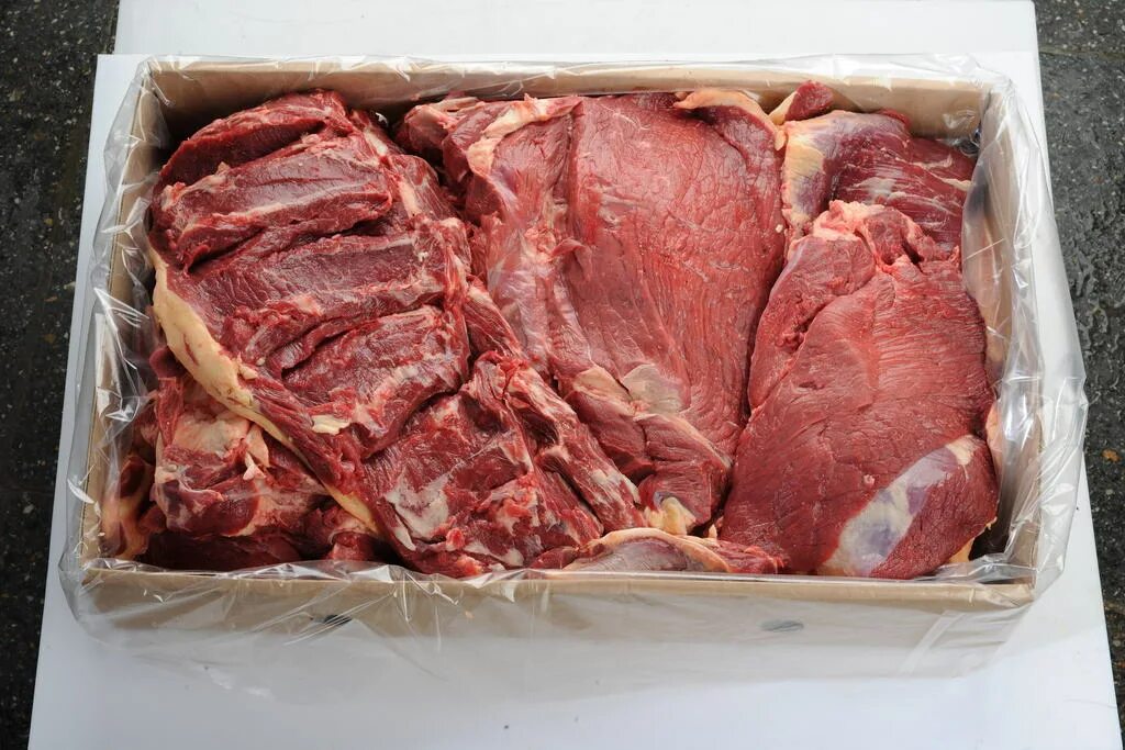 оптовом мясо. свежее мясо говядина. мясо телятина. оптовом мясо. мясокомбинат убойный цех.