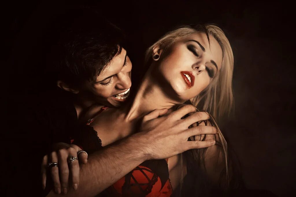 Красивые вампирши много. Vampire girls bites. Vampire girls bites. Vampire girls bites. Убийцы вампирш-лесбиянок.
