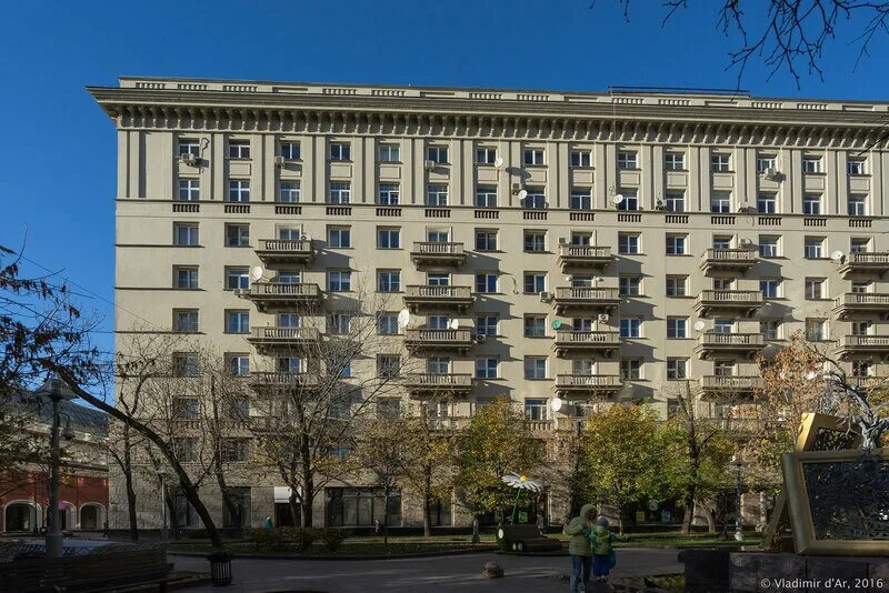 Дом писателей в Москве Лаврушинский переулок. Дом Драмлита в Лаврушинском переулке. Лаврушинский 17 дом писателей. Писательский дом в Москве в Лаврушинском переулке. Вести дом писателей