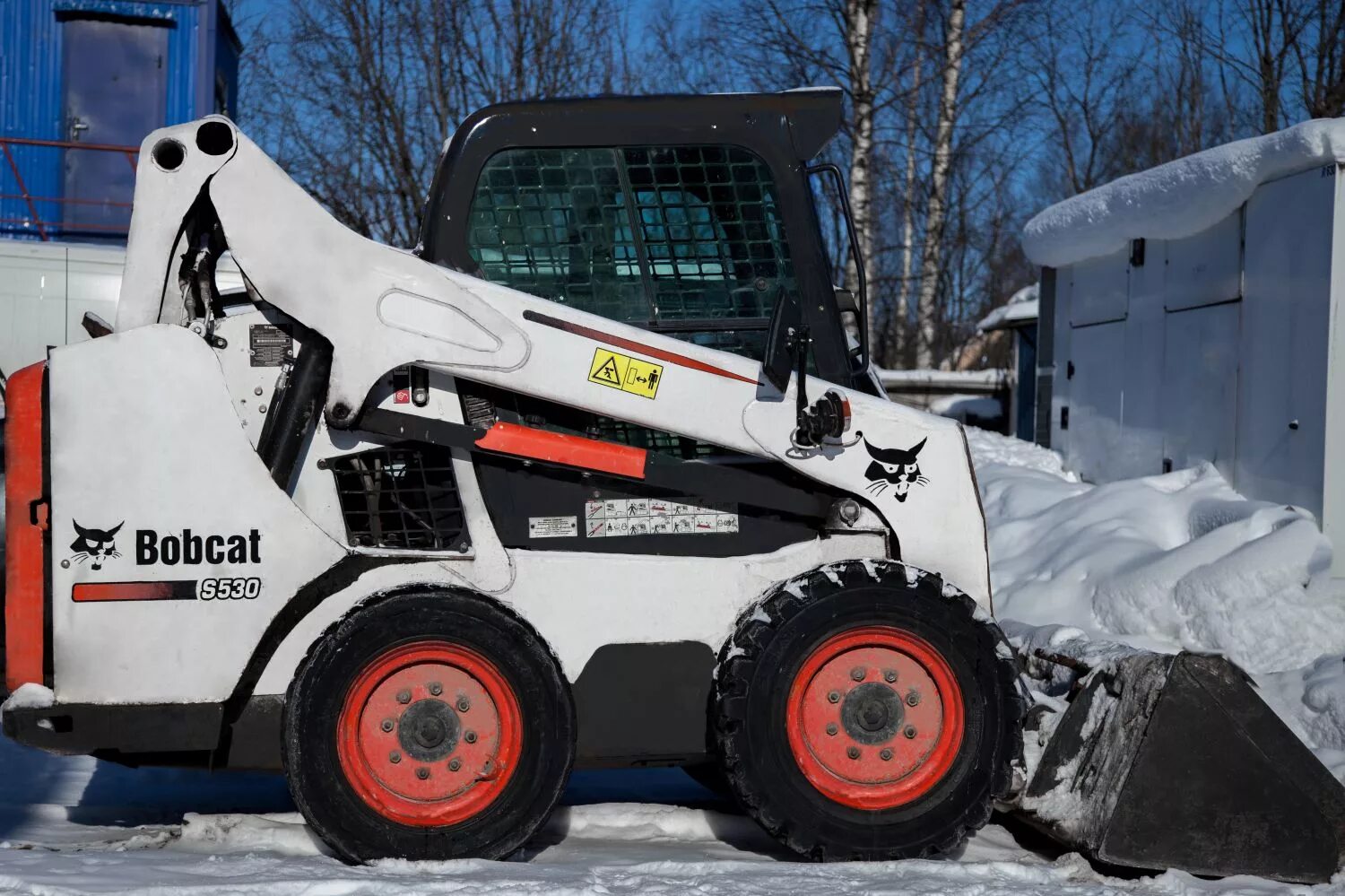 Услуги бобкэт. Мини-погрузчик Bobcat s530. Бобкэт 530. Погрузчик Бобкэт 530. Мини погрузчик Бобкэт s530.