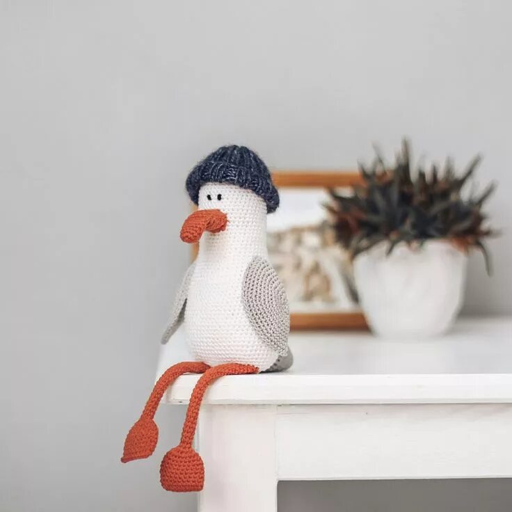 Чайка амигуруми. Вязаная игрушка чайка. Маленькие игрушки крючком. Игрушка чайка крючком. Вязаная игрушка чайка.
