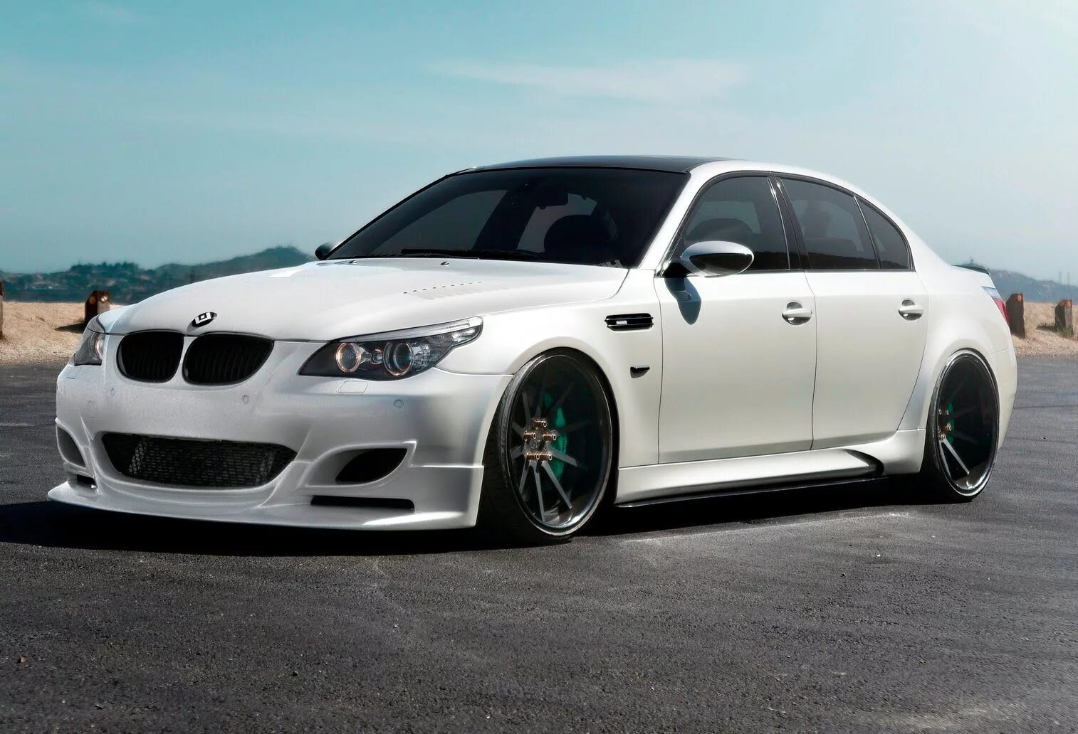 Е60 спорт. БМВ m5 e60. BMW 5 e60 m5. BMW e60 Tuning. BMW m5 e60 в обвесе.