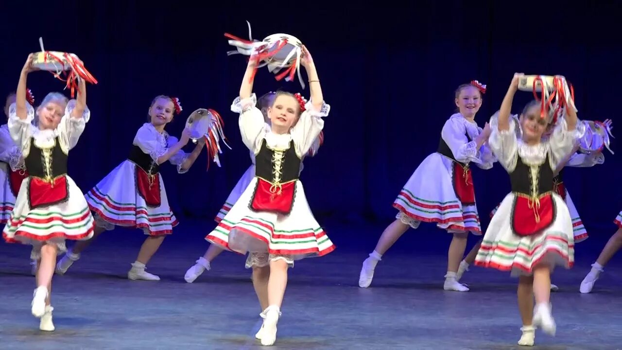 Итальянские танцы. Тарантелла ансамбль моисеева. Тарантелла танец. Танец тарантелла для детей. Тарантелла танец для детей.