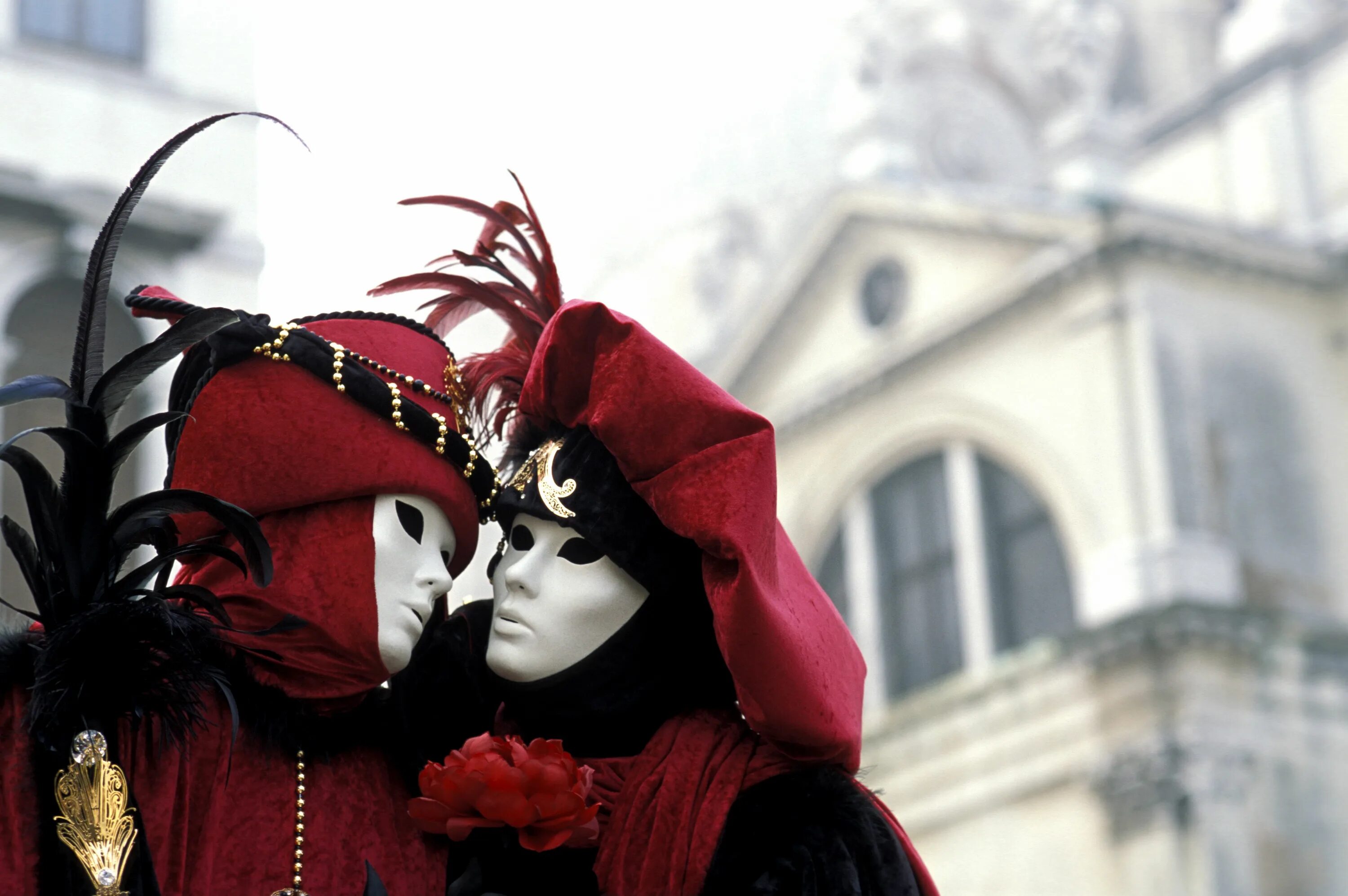 Венецианский карнавал влюбленные. Венецианский бал. Влюбленные пары на венецианском карнавале. Венецианский карнавал la Bottega.