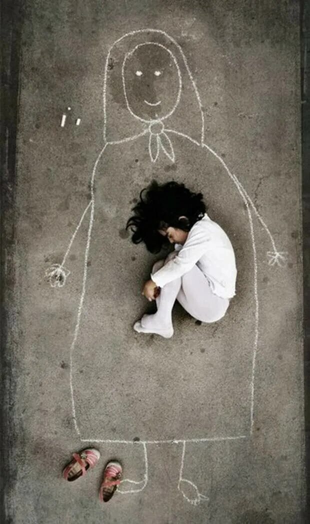Несчастная жизнь детей. Малыш нарисовал маму на асфальте. Потеря человека. Малыш из детского дома нарисовал маму на асфальте и лег. Одиночество ребенка.