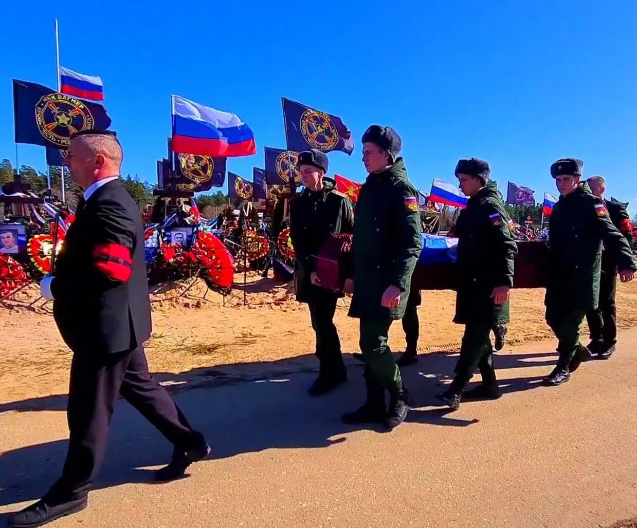 Военнослужащий. Аллея славы сво Тверь. Кладбище в Твери Дмитрово-Черкассы захоронения сво.