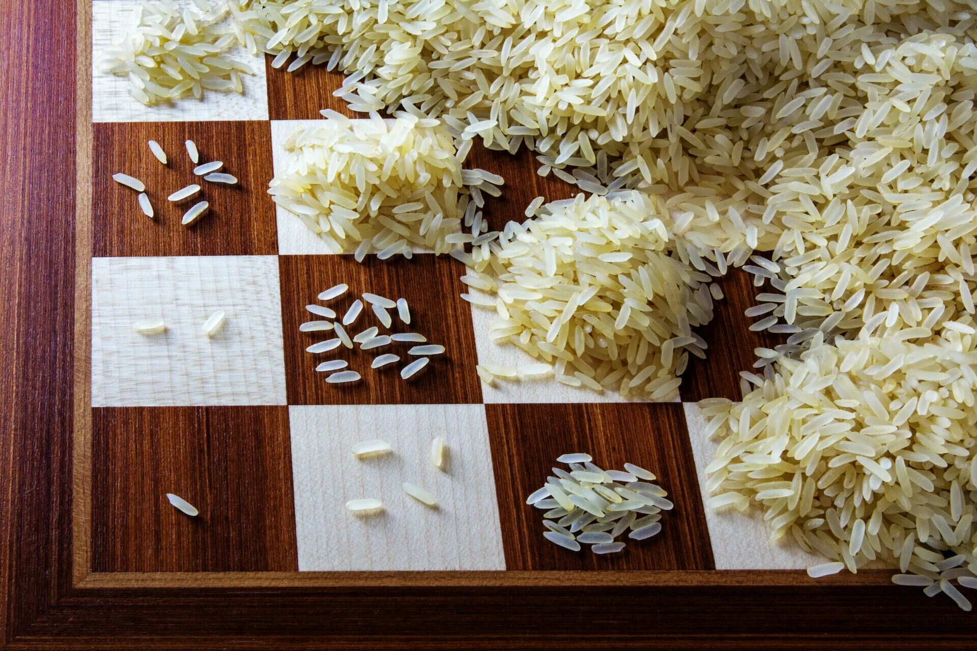 Рис и шахматная доска. Рис на шахматной доске. шахматная доска и рисовое зернышко. доска с рисовыми зернами. рисовые зерна на шахматной доске.