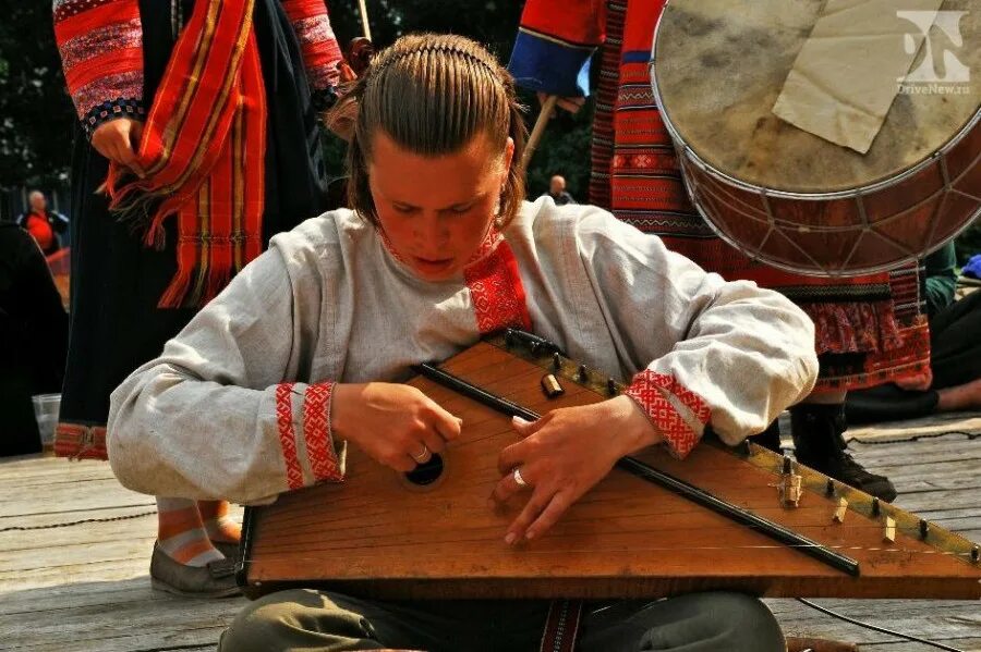 Инструмент народного оркестра гусли. Гусле, национальный инструмент Сербии. Народные гусли. Гусли старинные.