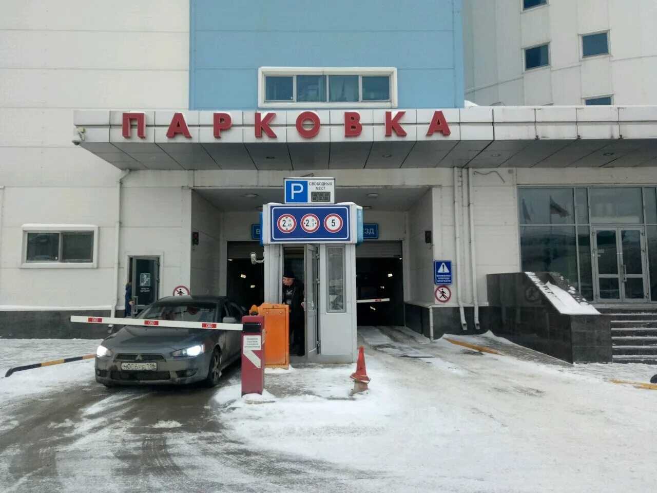 Платная парковка казань. Казанский паркинг. Малиновского 54а ростов-на-дону. Парковка при ресторане. Штрафстоянка москва.