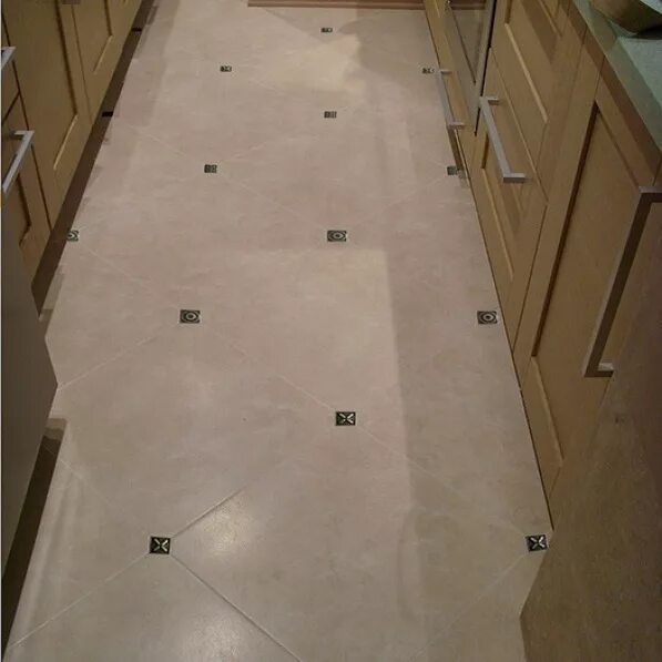Расположение плитки на полу фото How to Lay Marble Tiles Diagonally Patterned floor tiles, Tile floor, Tiles