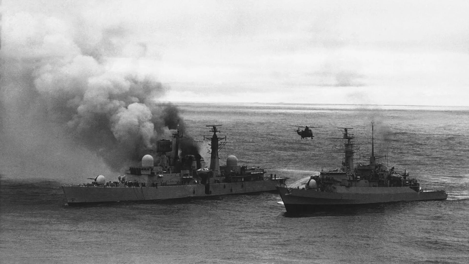 Hms sheffield d80. Hms sheffield 1982. Type 42 «sheffield»-class destroyer. Эсминец уро шеффилд. Эсминец шеффилд фолкленды.
