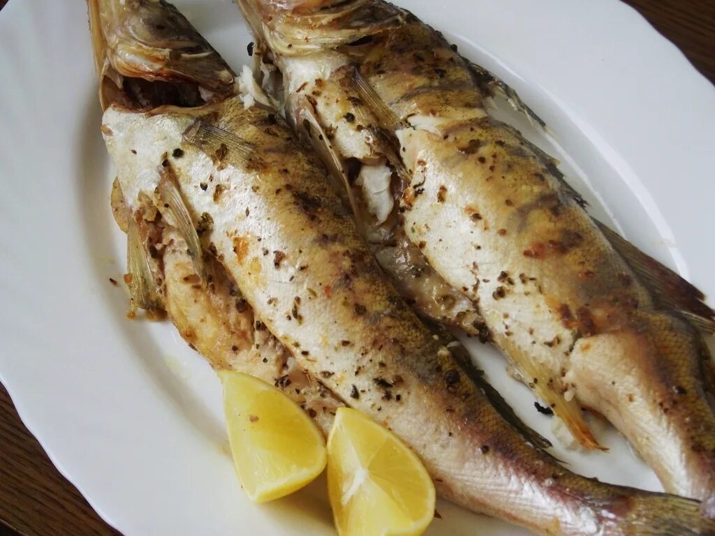 Судак вкусно. Судак рыба запеченная. судак рыба запеченная в духовке. рыба судак в духовке в фольге. судак запеченный в духовке целиком.
