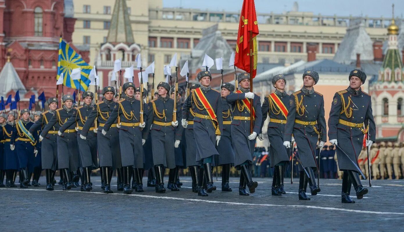 Военный парад в россии. Парад на красной площади 7 ноября 1941 года. Марширующие солдаты на красной площади 9 мая. Марш на красной площади. Торжественный парад.