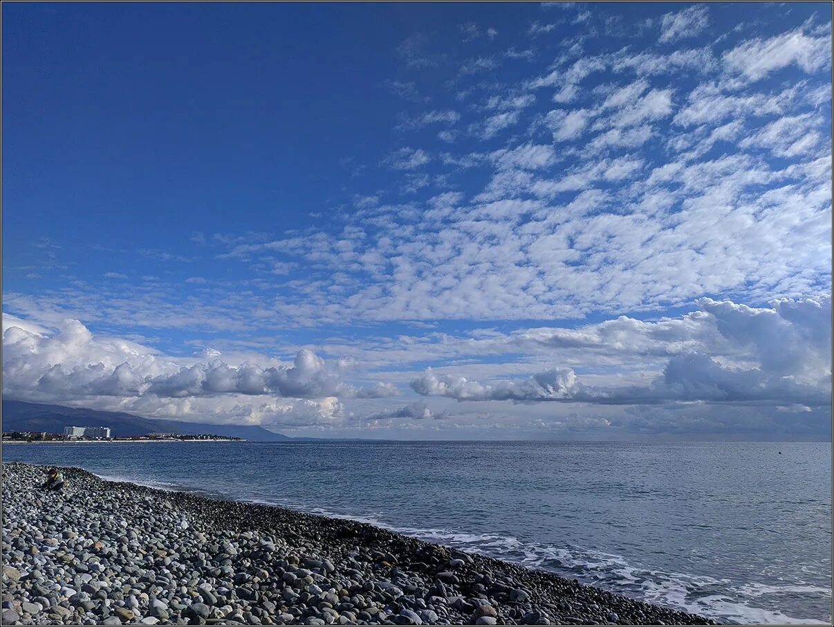 Южное море сочи. Черное море пляж адлер. Море в сочи чёрное море. Волнорезы в сочи. Сочи название моря.
