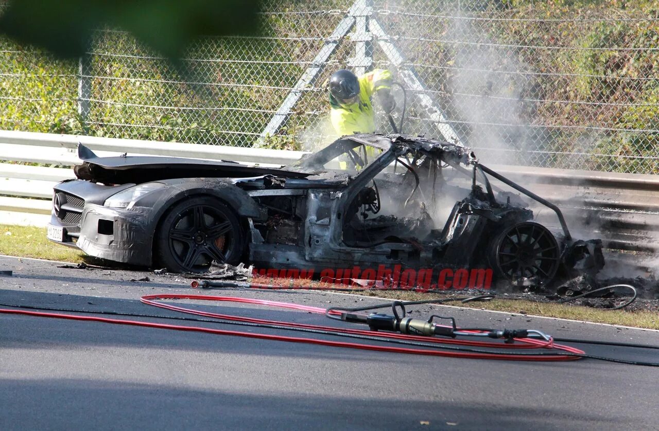 Разбитые треки. Mercedes c63 crash. Mercedes-Benz SLS AMG после аварии. Mercedes AMG crash.