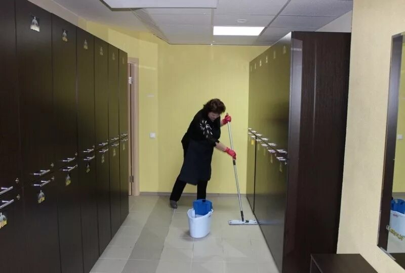 Уборщица отрадное. Уборка в раздевалке. уборка спортзала. уборщик спортивный комплекс. уборщица в спортзале.