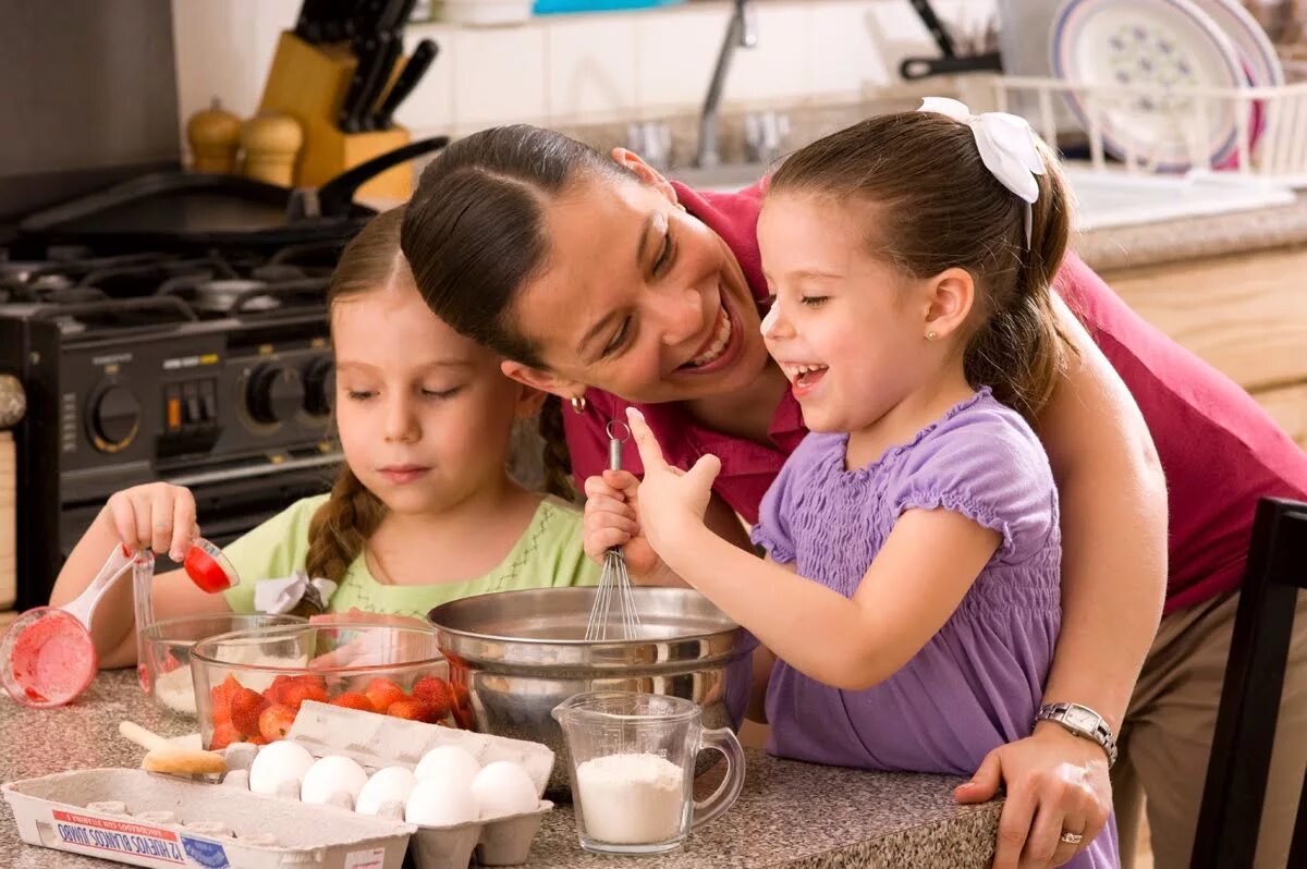 Kids cooking. Познакомить детей с кухонными. Cooking with Kids. День детей на кухне (Kids take over the Kitchen Day) — США. Family Cooking.