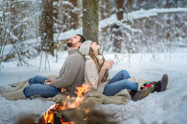 Pin on Kalėdinės Winter couple pictures, Snow photoshoot, Couple poses reference