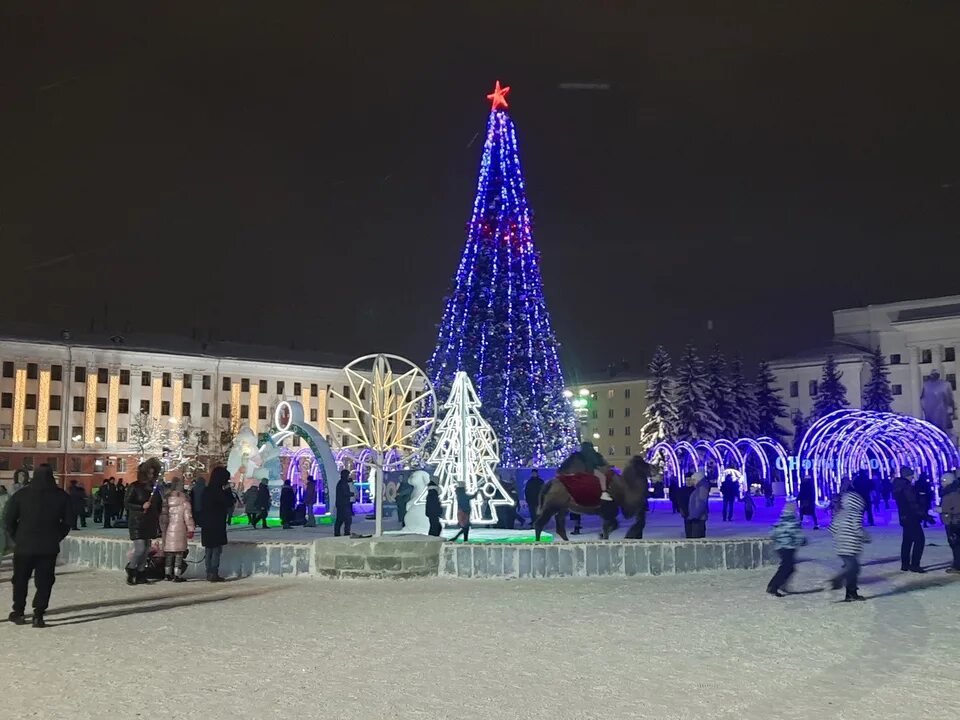 Киров елка на Театралке 2022. Киров елка на Театралке. Театральная площадь Киров. Театральная площадь Киров 2019.