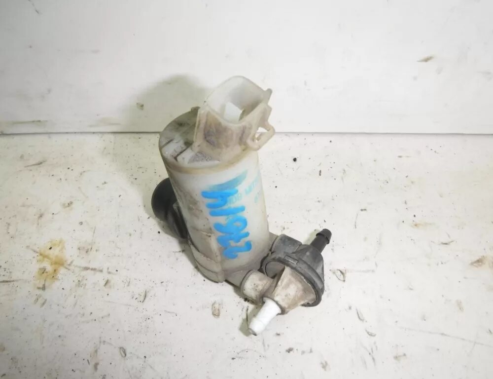 Бачок омывателя хонда срв 4. Бачок омывателя honda cr-v rd1. Омыватель на црв. Мотор омывателя хонда срв 3. Бачок омывателя хонда срв 2008.