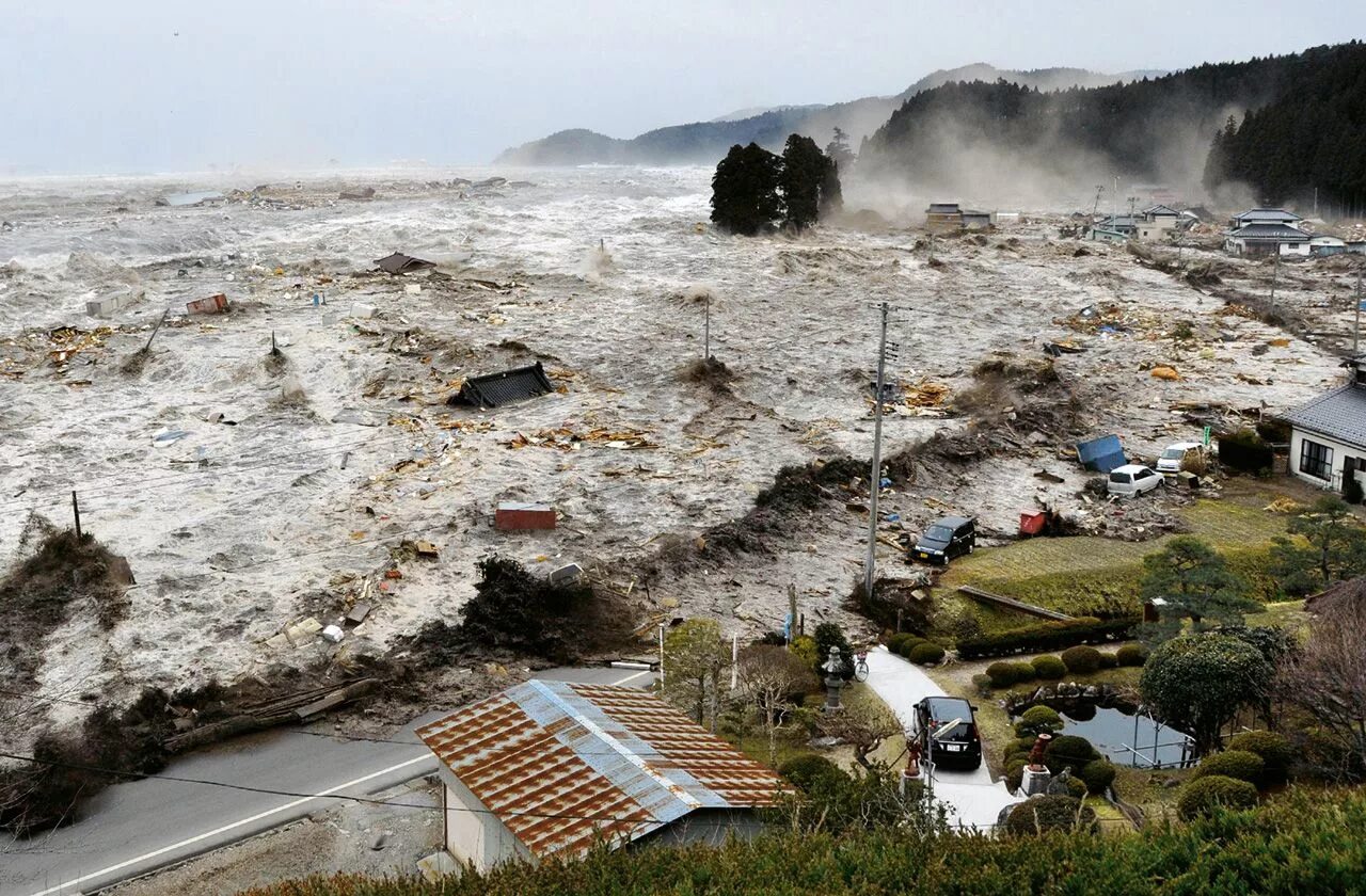 Disasters pictures. ЦУНАМИ В Японии в 2011. Волна 40 метров ЦУНАМИ Япония. ЦУНАМИ острова Идзу и Миякэ. Гонолулу ЦУНАМИ.