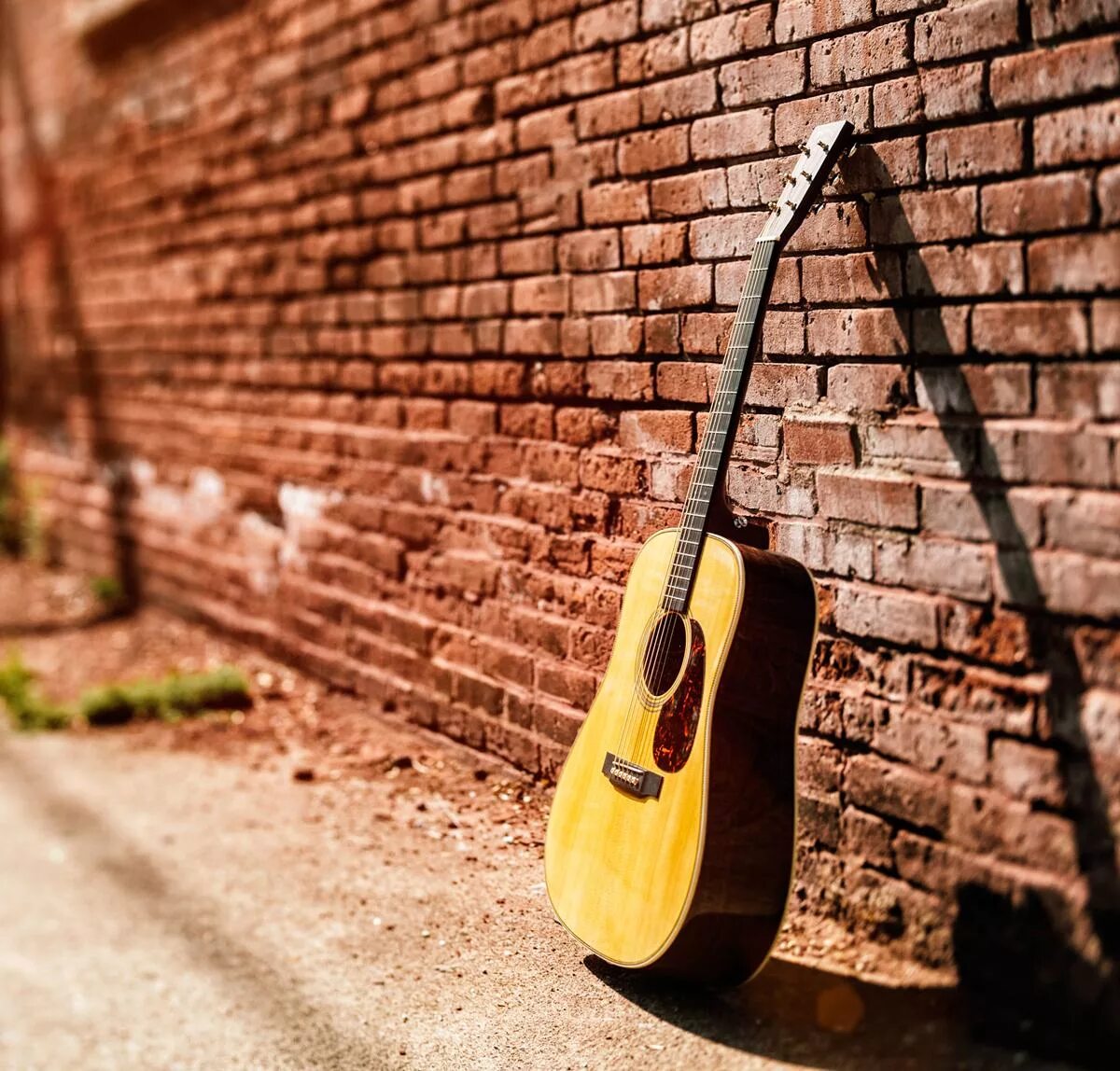 Гитара фон. Гитара на стене. Электрогитара на фоне стены. Гитара на красивом фоне.