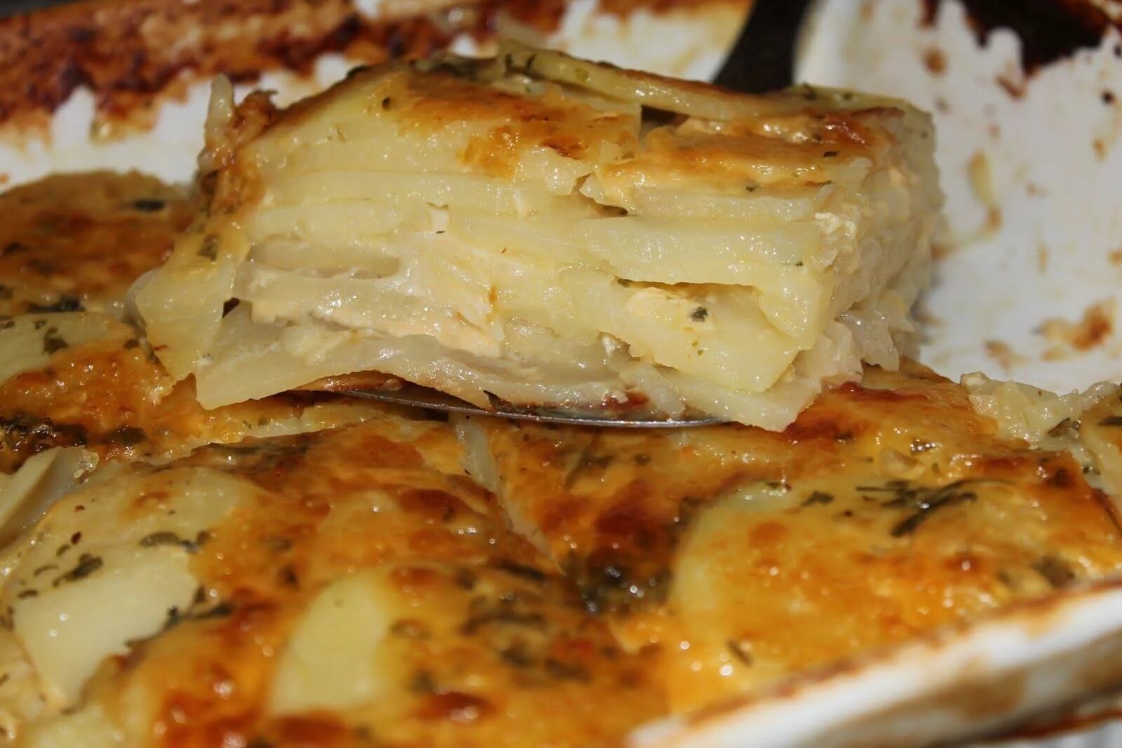 Грудка с картошкой в духовке. Куриные грудки в духовке с картошкой. Грудка куриная запеченная в духовке с картошкой. Куриная грудка с запеченным картофелем
