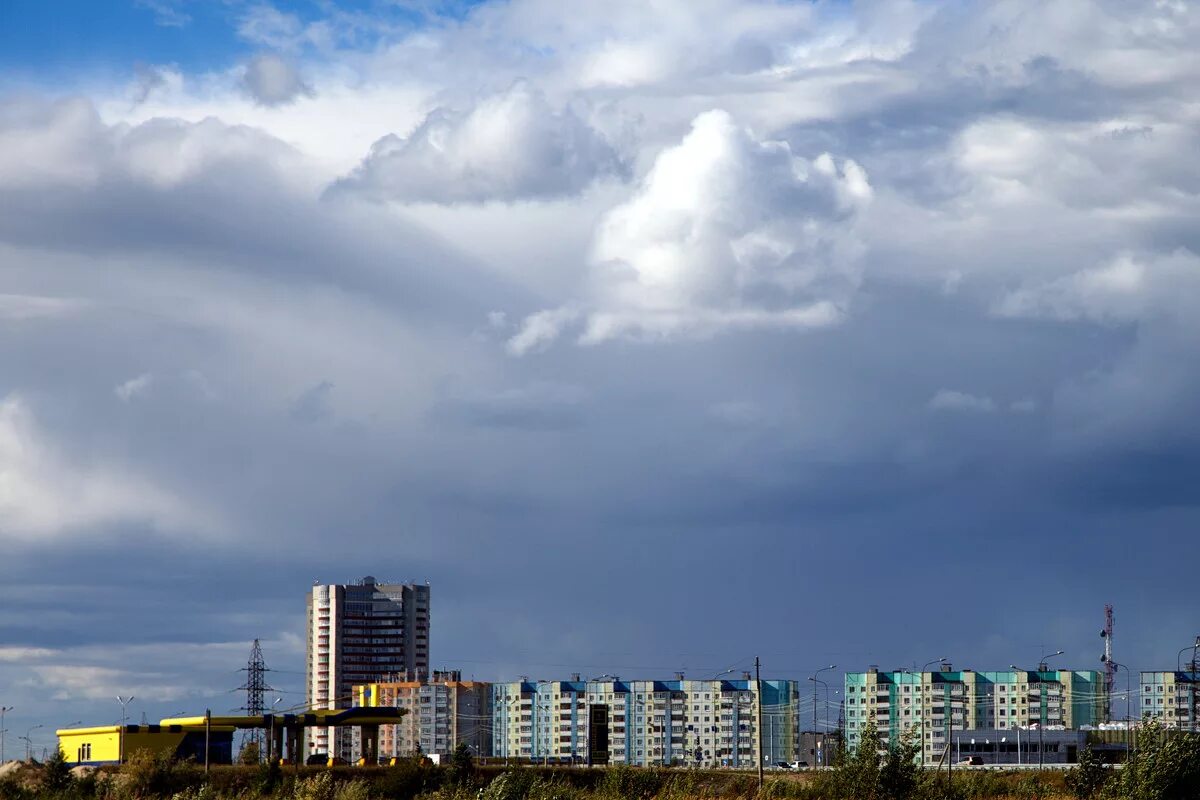 Тучи над городом. Москва облачно. Облачность в Москве. Пасмурная Москва.