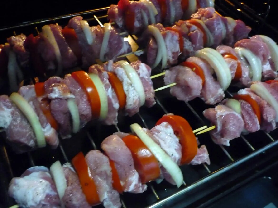 Шашлык в духовке из свинины на шпажках в духовке. Шашлычки на шпажках в духовке из свинины. Мясо на шпажках в духовке. Шашлык в духовке из свинины на шпажках. Шашлык в духовке.