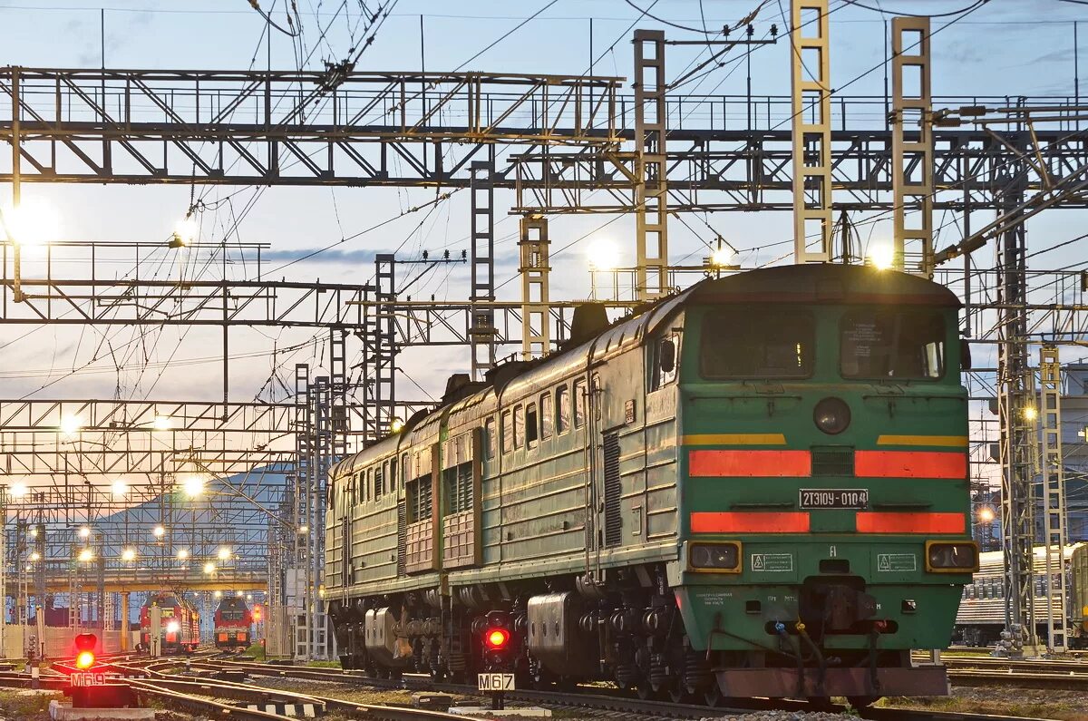 сборный поезд. станция кимовск 2тэ10у. сборный поезд. сборный поезд. железнодорожный грузовой транспорт.