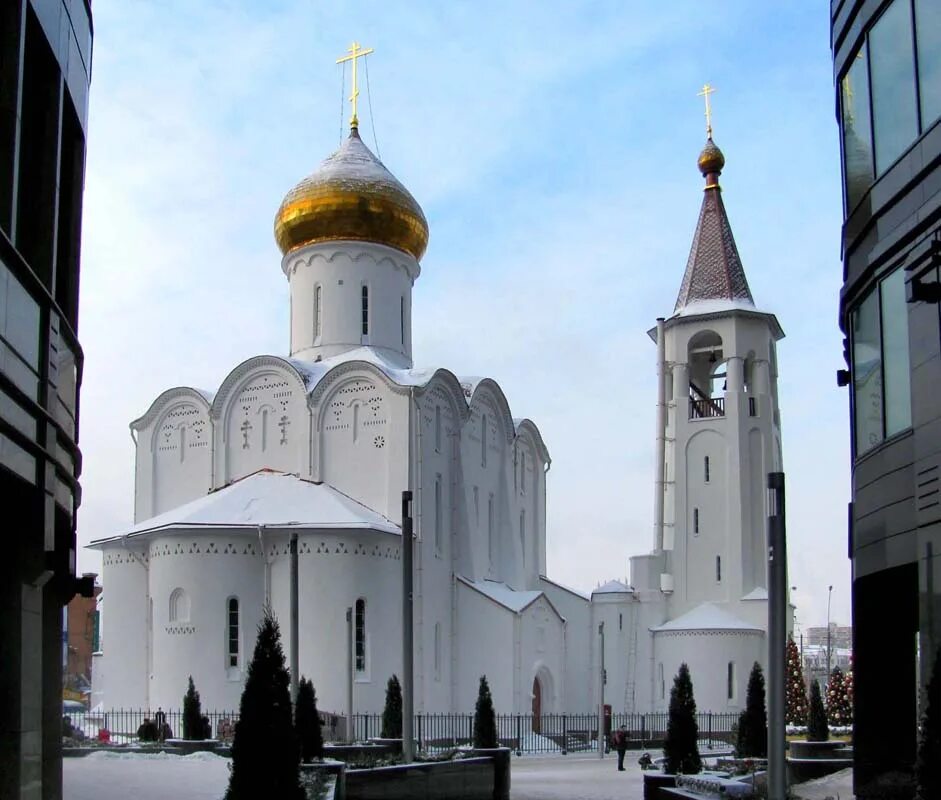 Стоит рядом с храмом