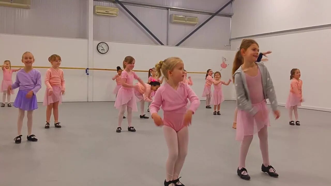 Видео танец 8 лет. Детский танец чечетка. Танцующий малыш занятия. Видео обучающие для детей с танцем. Я учусь танцевать.