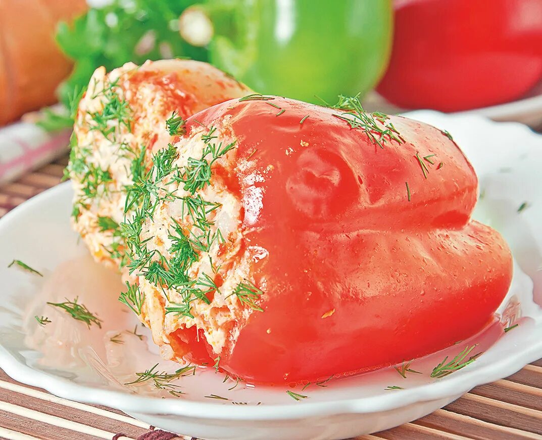 Перец фарш овощами. Перец фаршированный. перец фаршированный мясом. болгарский перец фаршированный. перец фаршированный овощами.